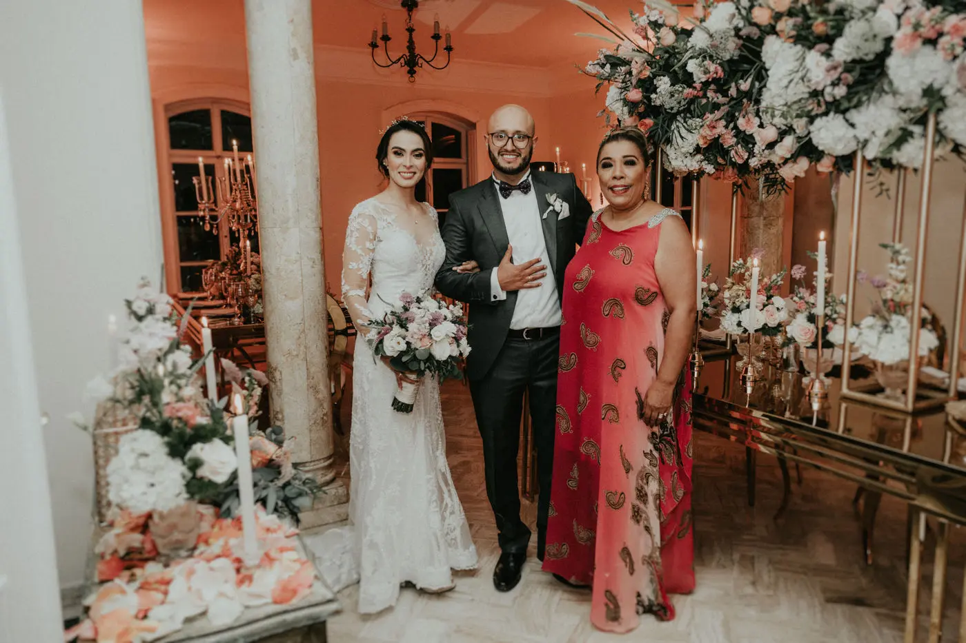 Los novios posan sonrientes junto a María de los Ángeles Osorio, su Wedding Planner, durante la recepción en la casa de eventos en Bogotá.