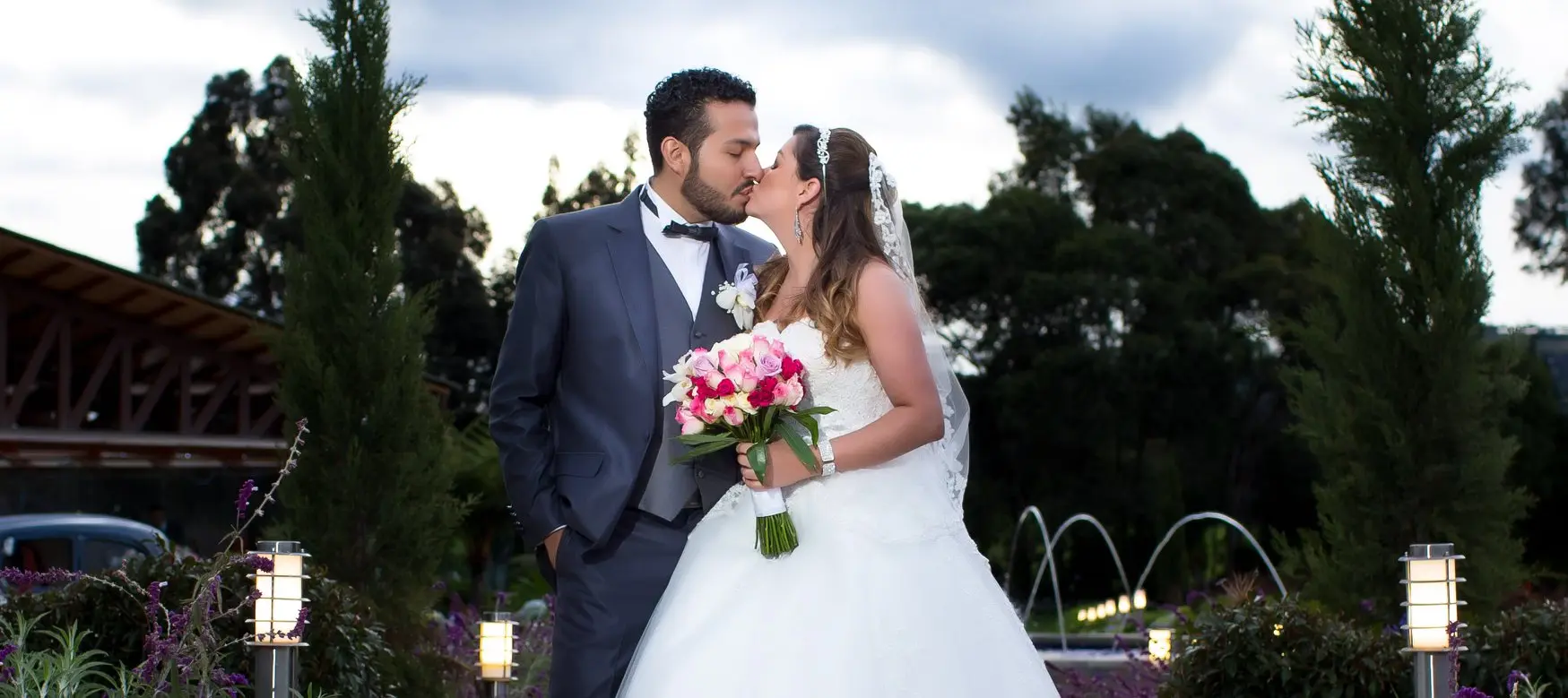 pareja de recién casados besándose, un momento emotivo capturado durante la celebración de sus bodas en Guatavita.
