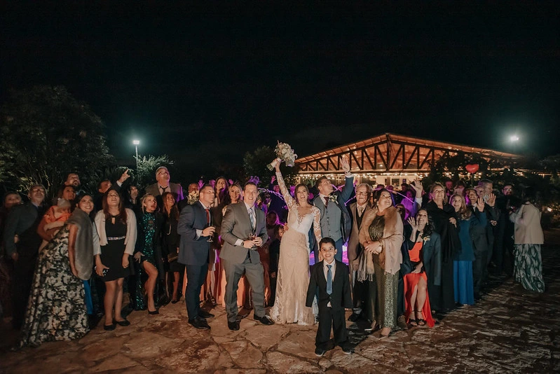 Novios rodeados de sus invitados en una hacienda en Subachoque