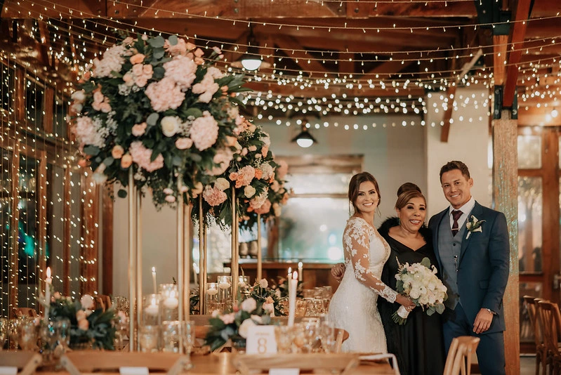 Novios junto a su Wedding planner en una un salon de bodas en una hacienda a las afueras de Bogotá en Subachoque