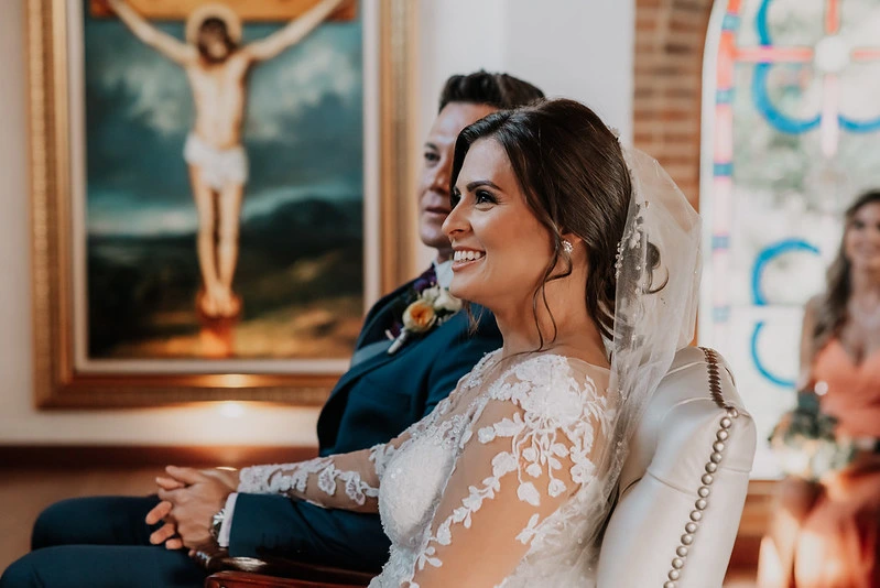 Novios emocionada durante la ceremonia religiosa de su boda en una iglesia de Subachoque