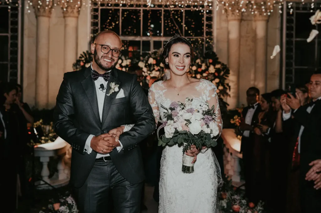 Pareja de recien casados felices celebrando su boda civil en bogotá