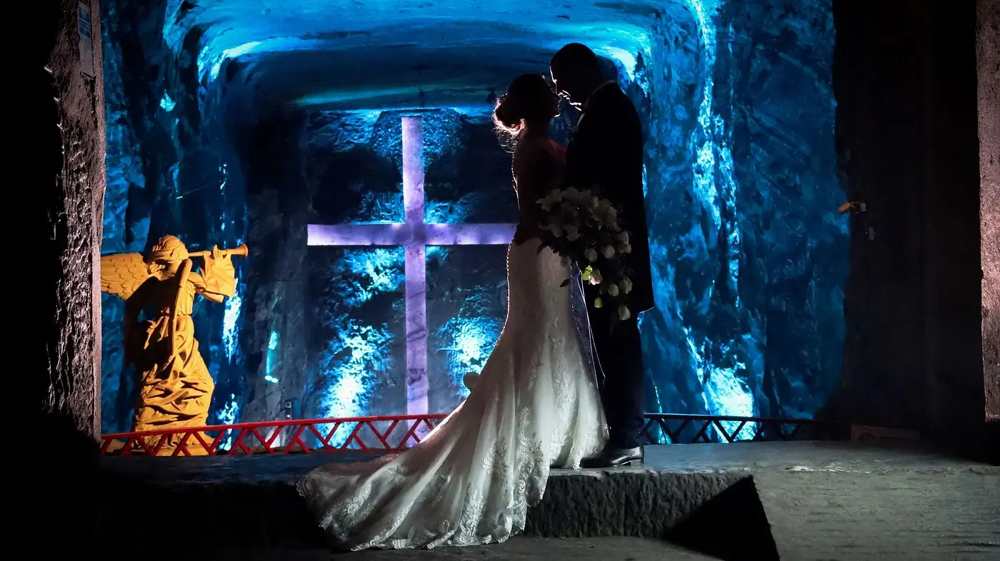 Pareja de novios casandose en la catedral de sla de zipaquirá
