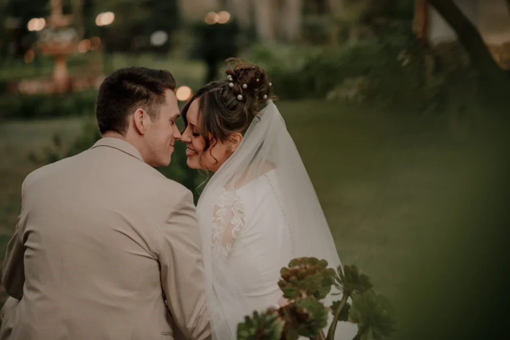 Primer plano íntimo de los novios a punto de besarse durante su sesión de fotos de boda en Zipaquirá. Se puede apreciar el velo de la novia y la ternura del momento.