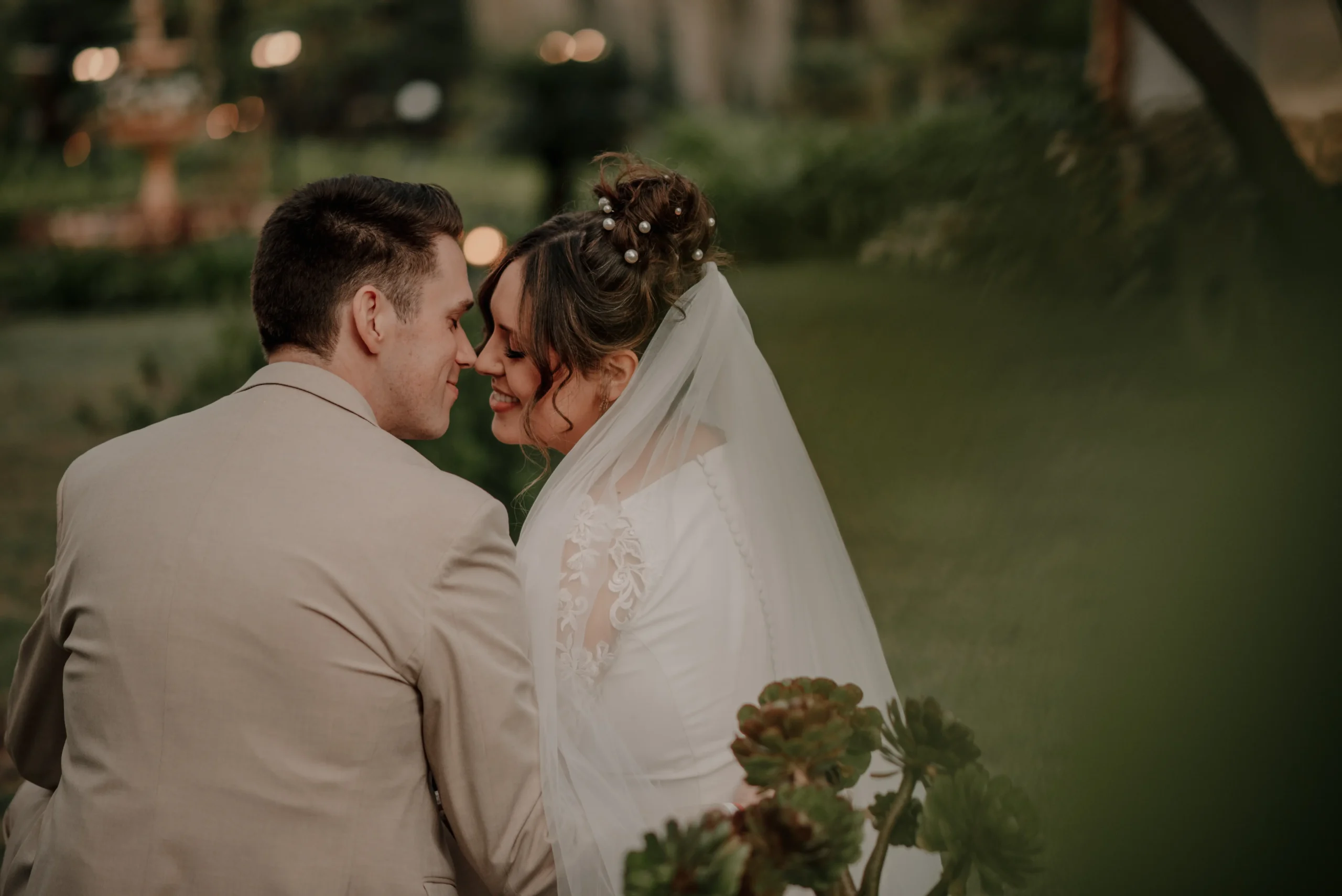  Primer plano íntimo de los novios a punto de besarse durante su sesión de fotos de boda en Zipaquirá. Se puede apreciar el velo de la novia y la ternura del momento.