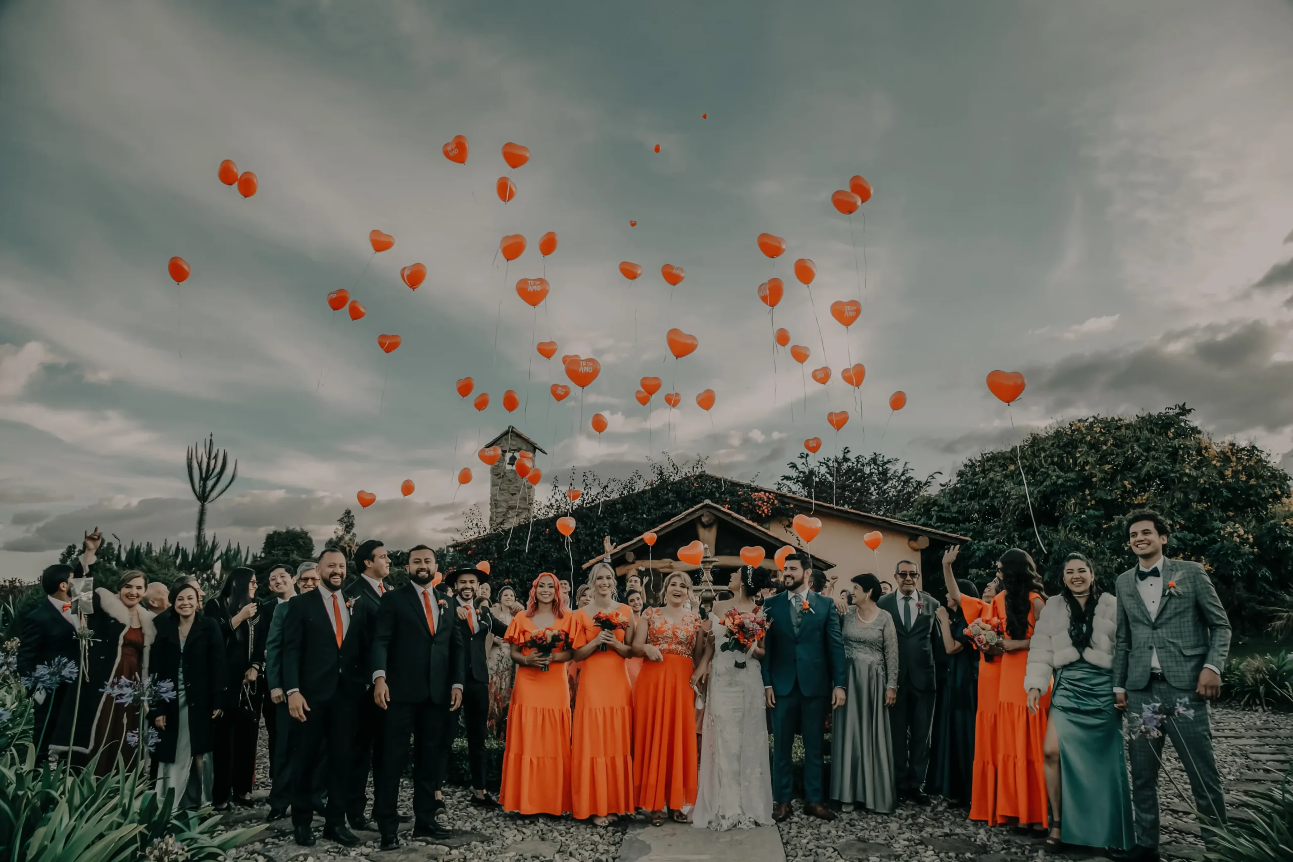 Novios e invitados lanzando globos de corazón en una emotiva ceremonia simbólica de boda en Cajicá
