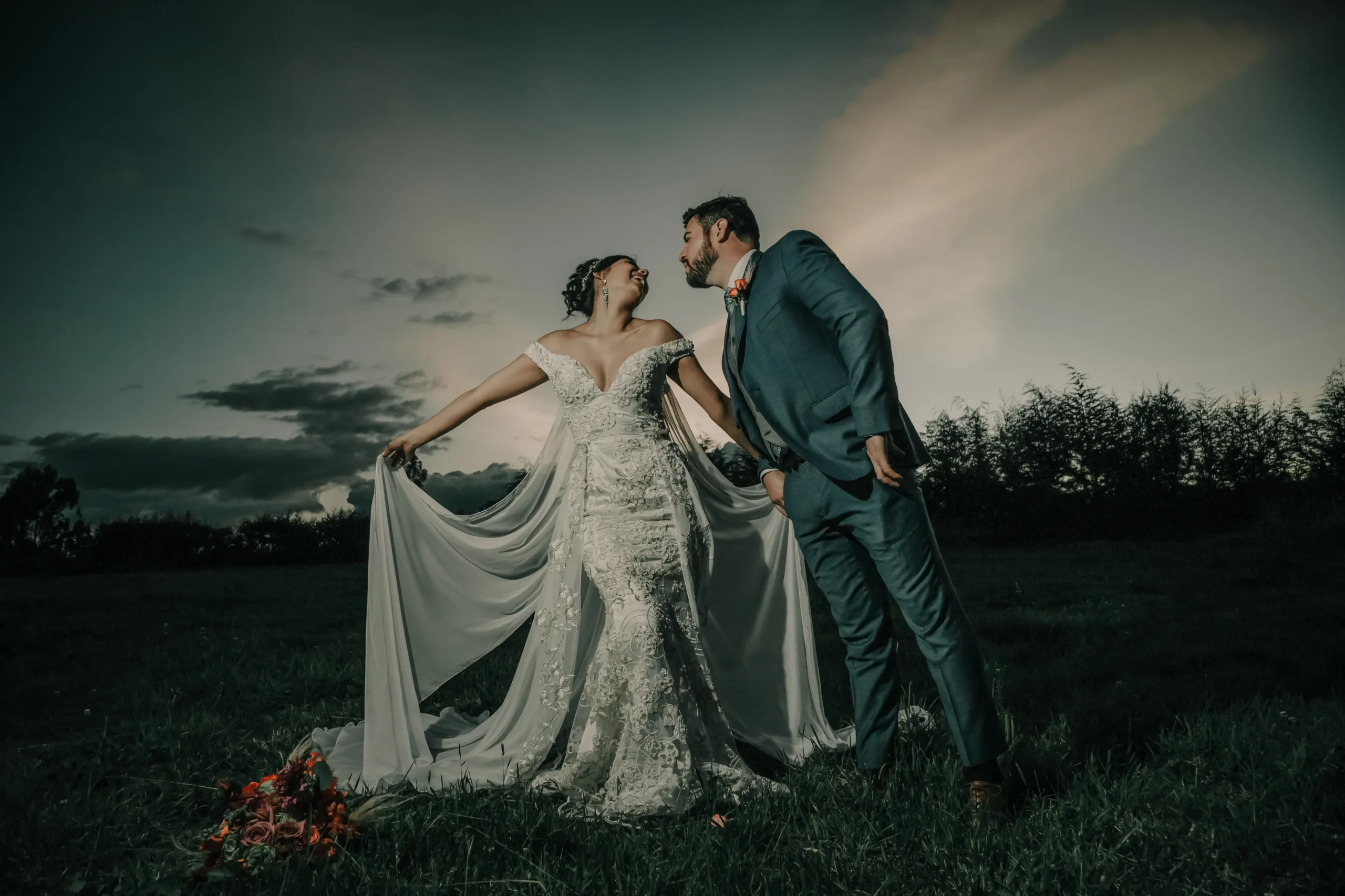 Sesión de fotos artística de novios al atardecer en un campo