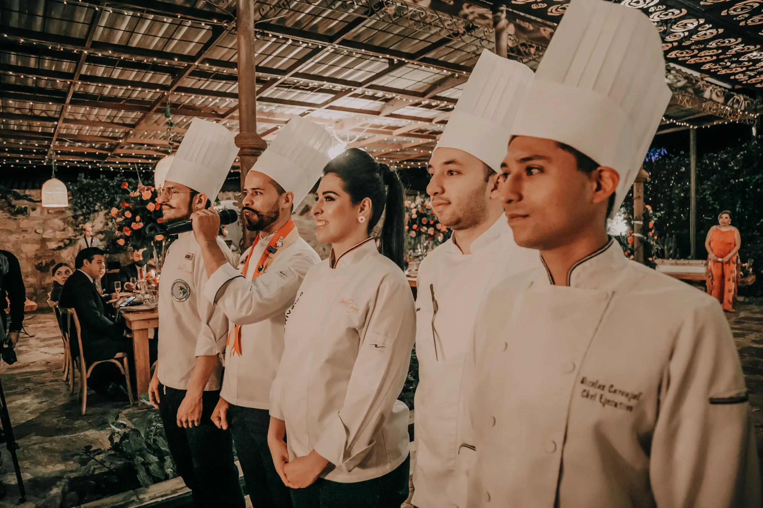 Equipo de catering de chefs profesionales listos para el servicio de una boda en Cajicá.