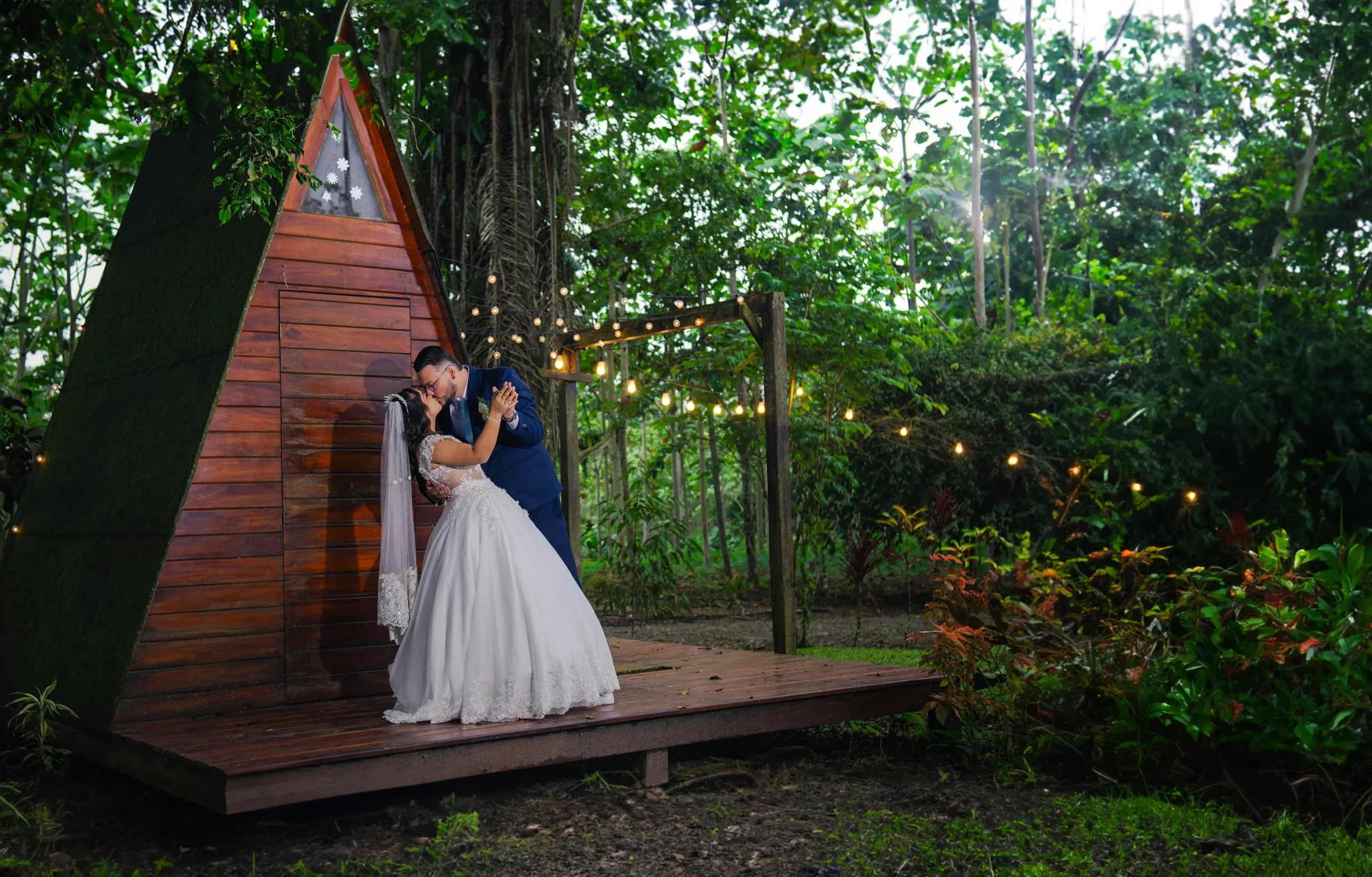 Pareja de recien casados junto a una casa campestre celebrando su boda 