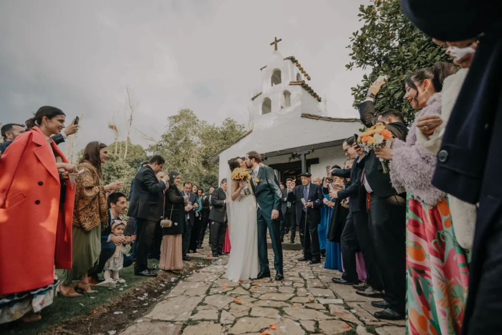 Pareja de recién casados junto a sus invitados en una hermosa hacienda ubicada en la Calera Cundinamarca
