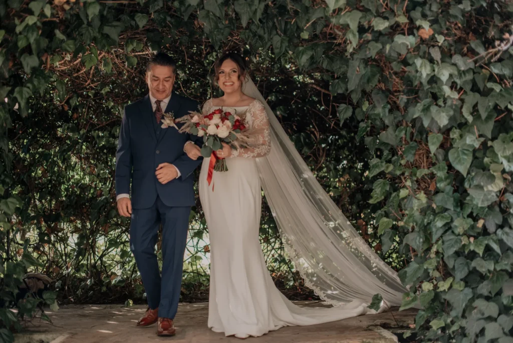 Novia feliz junto a su padre diciéndose al altar en una hacienda para bodas en Sopó Cundinamarca