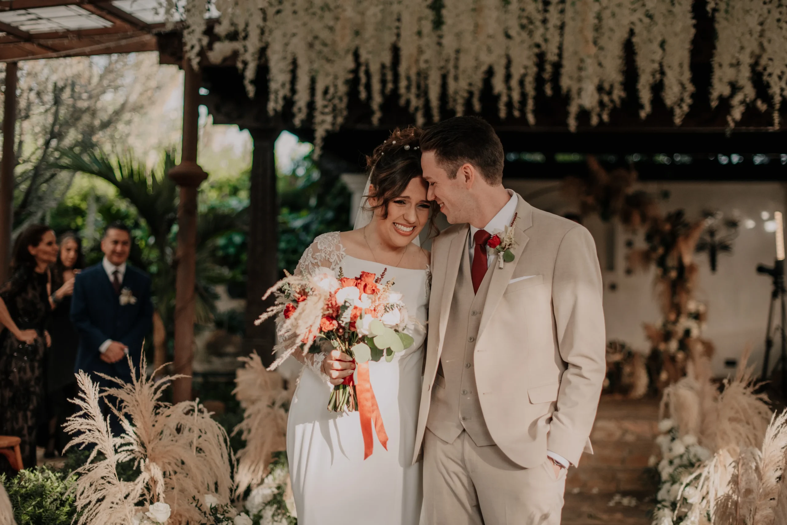 Pareja de novios saliendo de su ceramonias de bodas en una hacienda 