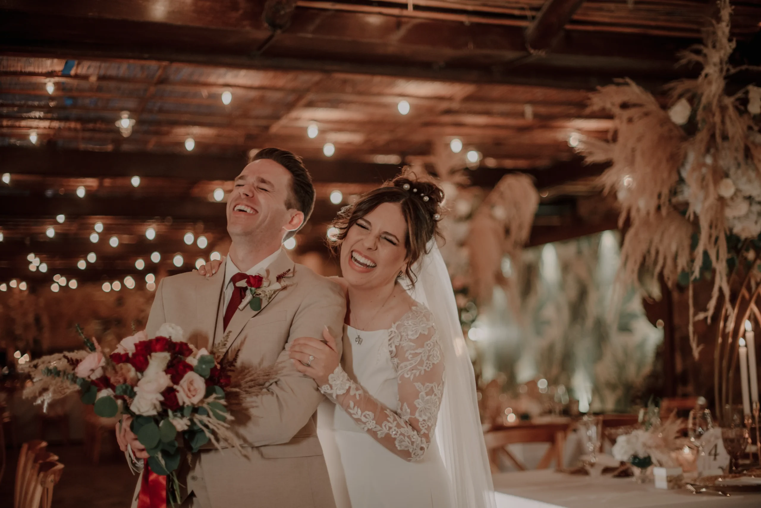 Recepción de bodas en Sopó con luces cálidas, hacienda decorada para una boda íntima y natural