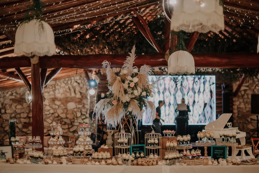 Fiesta de quince años con decoración rústica y mesa de postres en Bogotá