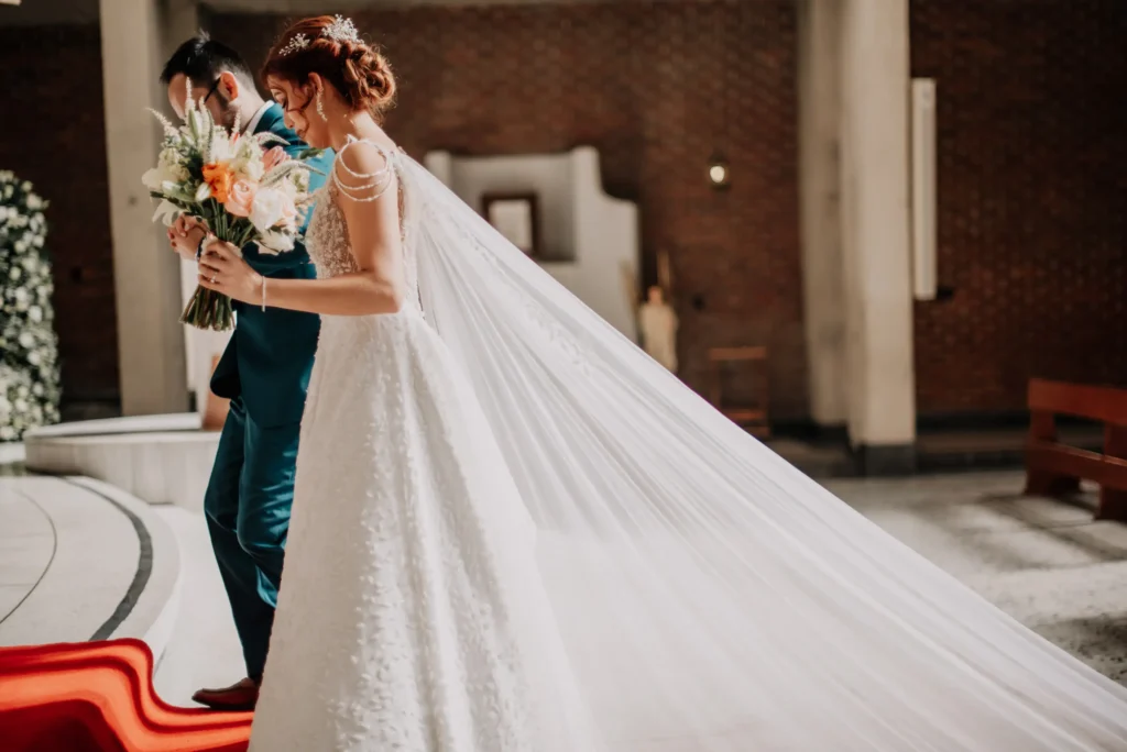 Novios en ceremonia de bodas en Sopó, vestido de novia con velo largo