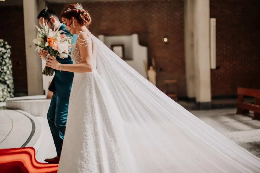 Novios en ceremonia de bodas en Sopó, vestido de novia con velo largo