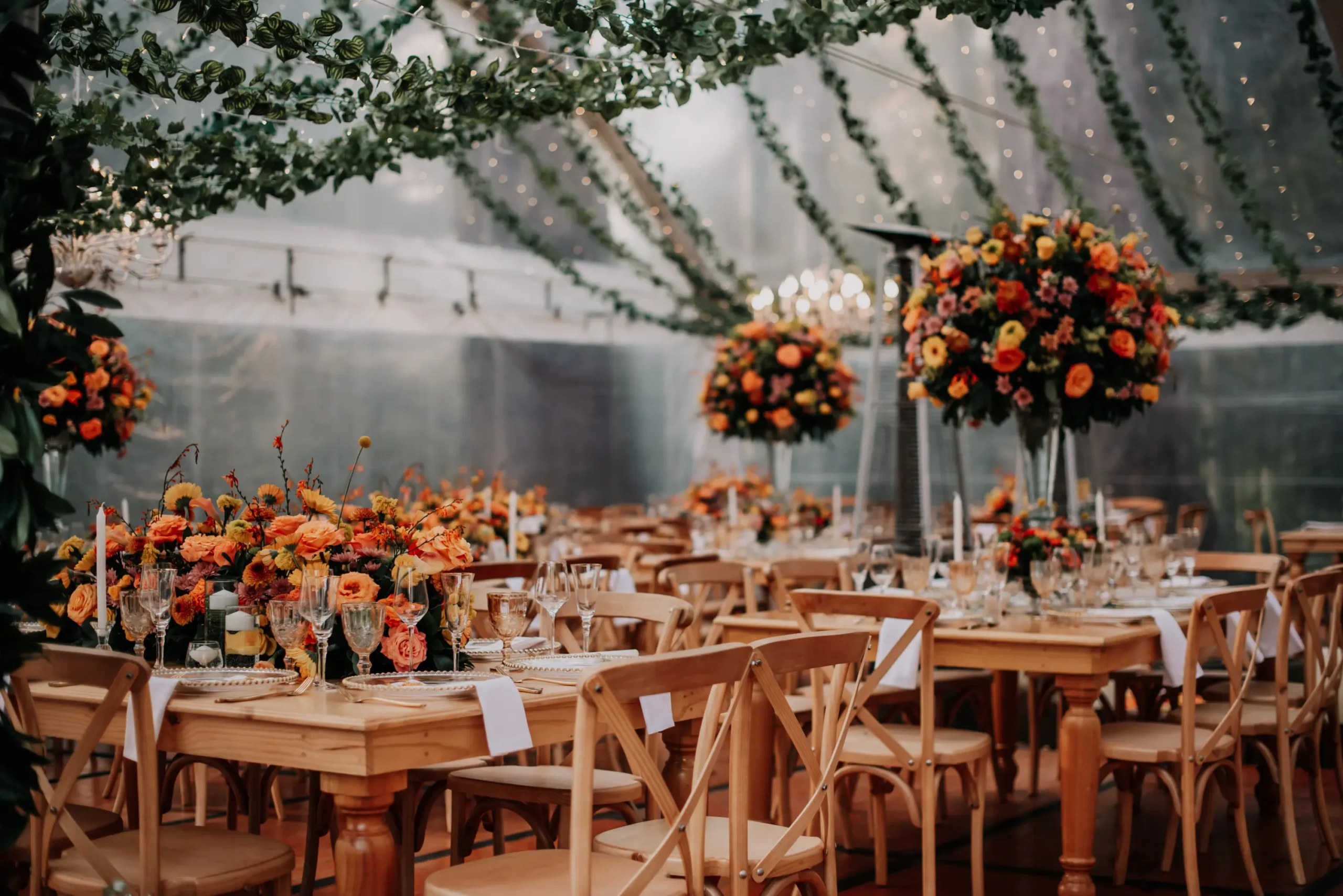 Decoración floral y mesas de madera en matrimonio al aire libre en Sopó, estilo campestre elegante