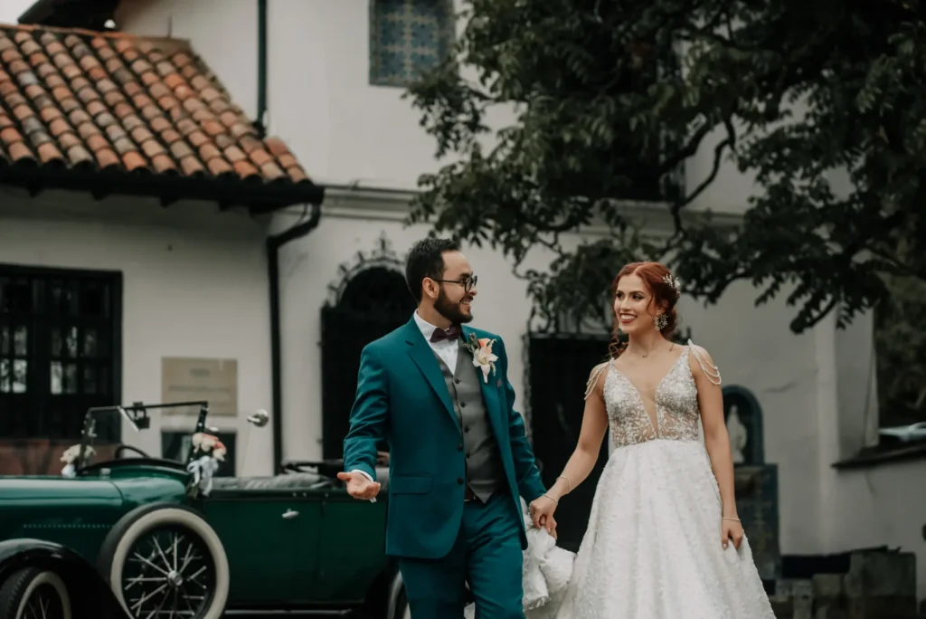 Novios caminando felices después de su boda en Sopó, celebrando en una hacienda campestre
