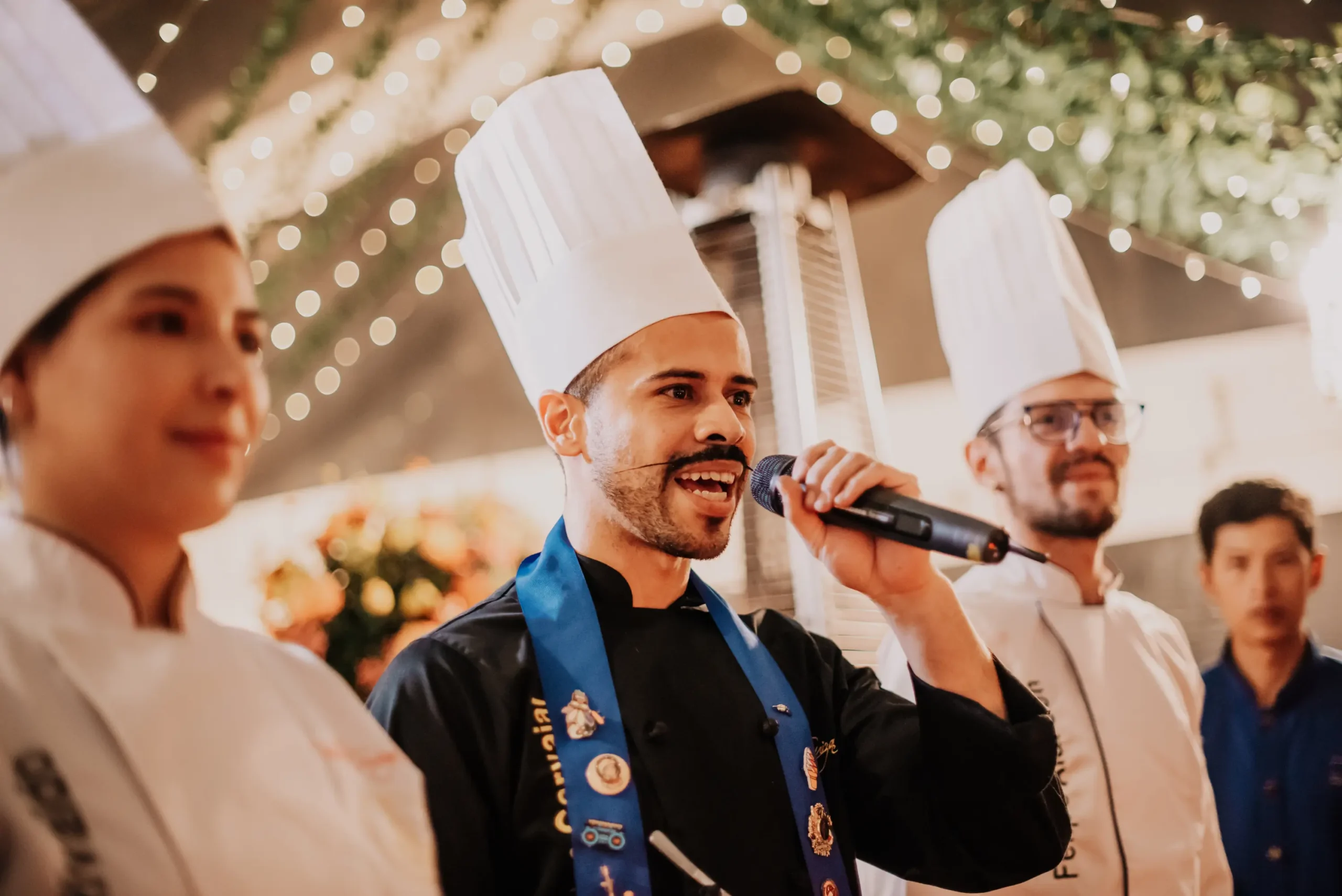 Chef Nicolas Carvajal animando una recepción de bodas en Sopó, experiencia gastronómica en eventos campestres