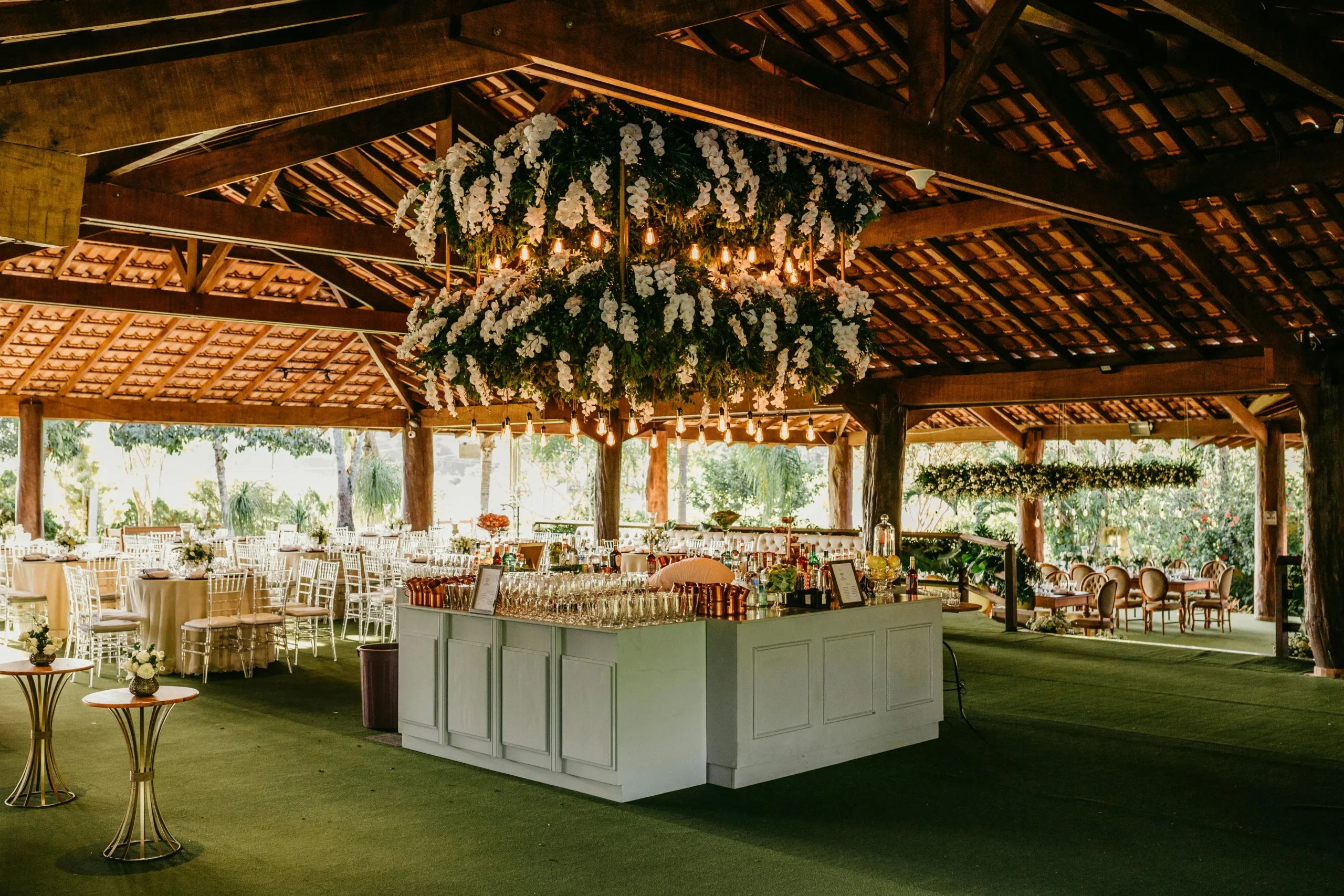 Salón para bodas en una hacienda en La Calera, con decoración de lujo planificada por una wedding planner experta en matrimonios campestres