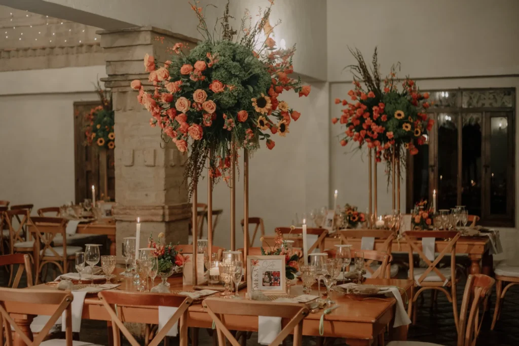 Salón de recepción elegantemente decorado con luces cálidas en Bogotá, diseñado por los wedding planners de Eventos Bella Suiza.