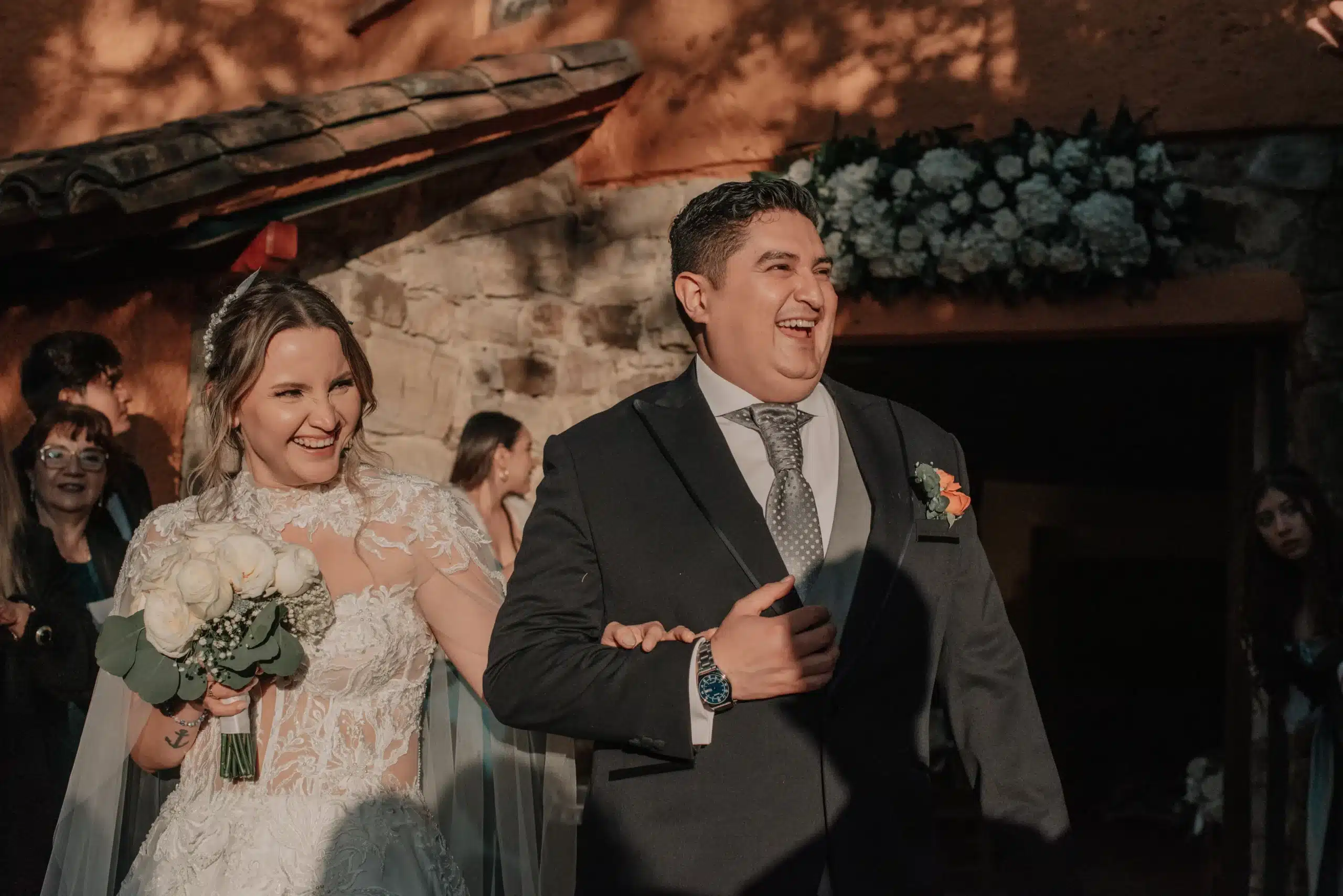 Emotiva salida de los novios de la ceremonia, un momento clave en el protocolo de su boda en Bogotá, perfectamente coordinado. 