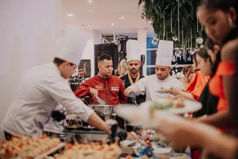 Estación de buffet gourmet atendida por nuestro equipo de chefs profesionales durante un evento en Bogotá. 