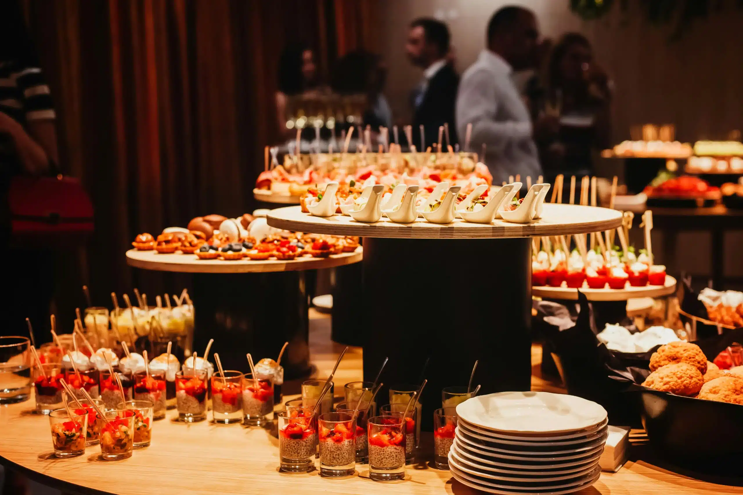 Elegante mesa de pasabocas y cócteles, una opción ideal de nuestro catering para eventos corporativos en Bogotá. 