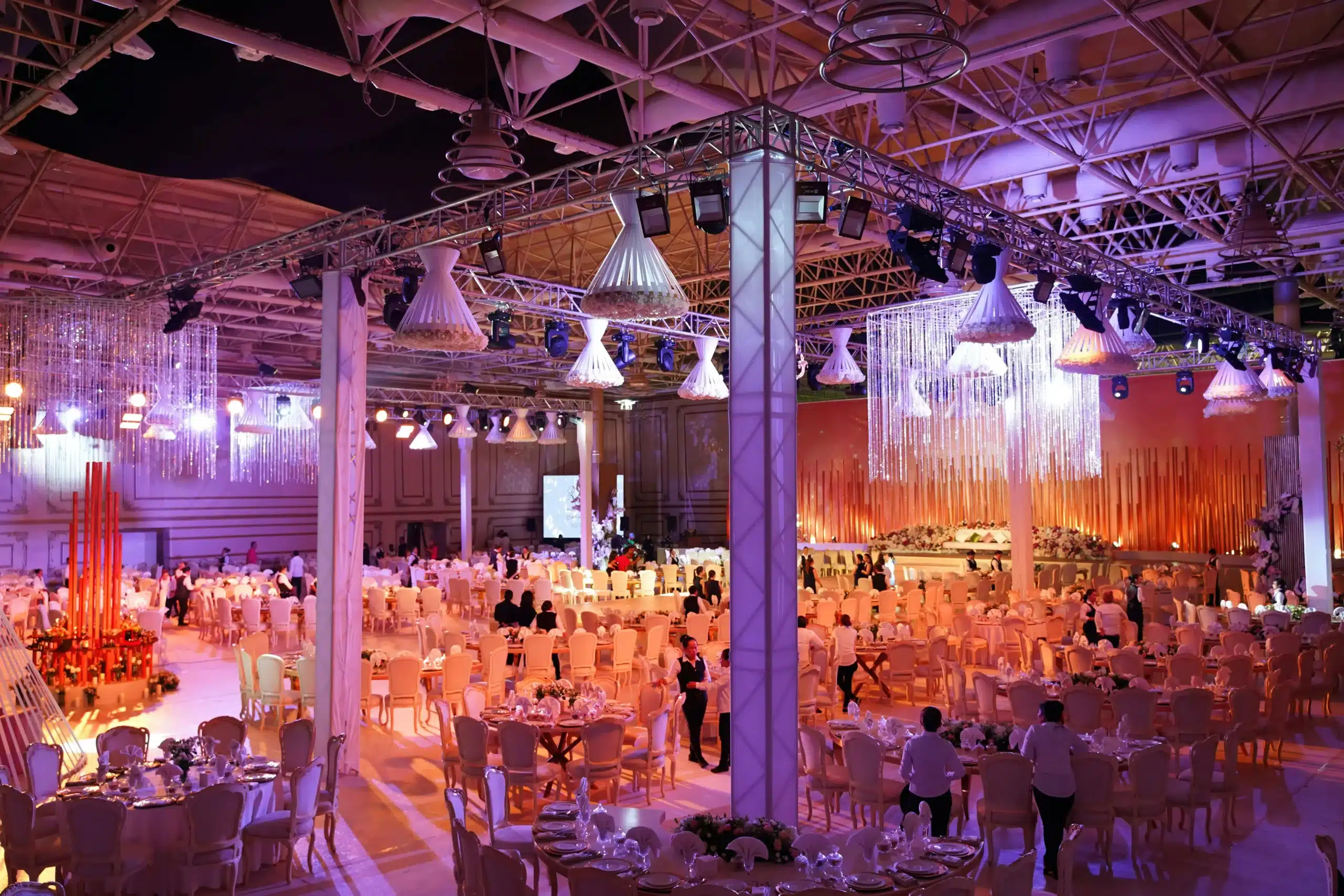 Montaje de un gran banquete en un espectacular salón para eventos en Bogotá, con producción de luces y sonido. 