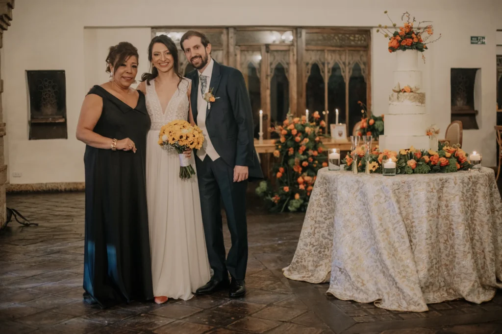Pareja de novios sonriendo junto a su wedding planners de Eventos Bella Suiza