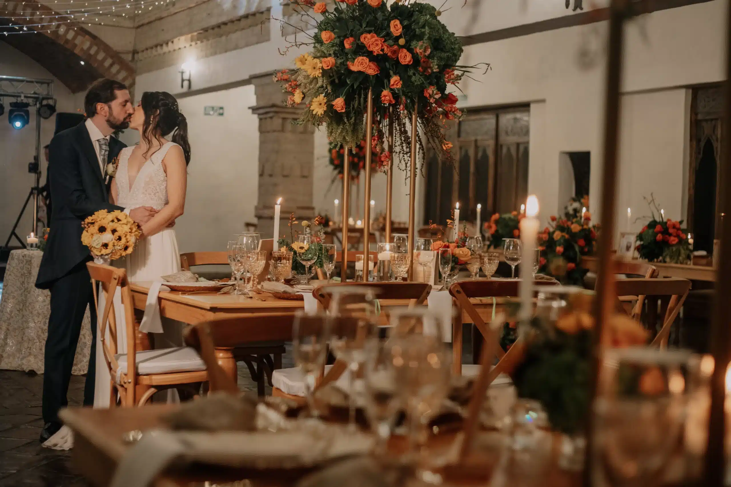 "Decoración de mesa para boda campestre con arreglo floral alto y velas, diseñada por Eventos Bella Suiza.