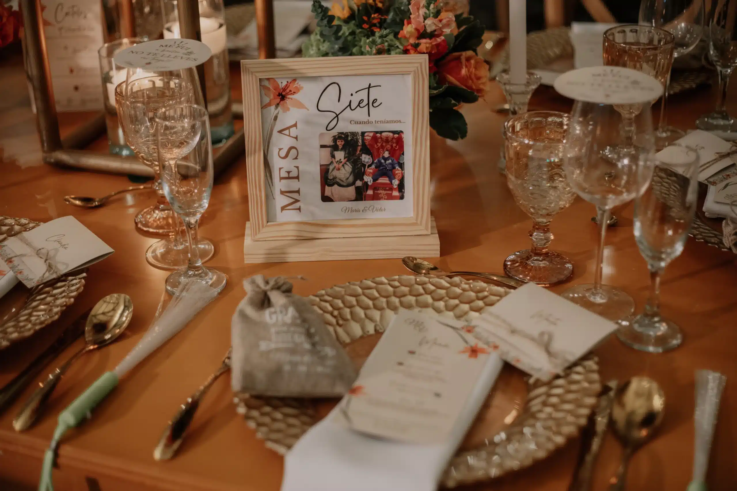 Mesa decorada con detalles personalizado la ultima tendencia en bodas 