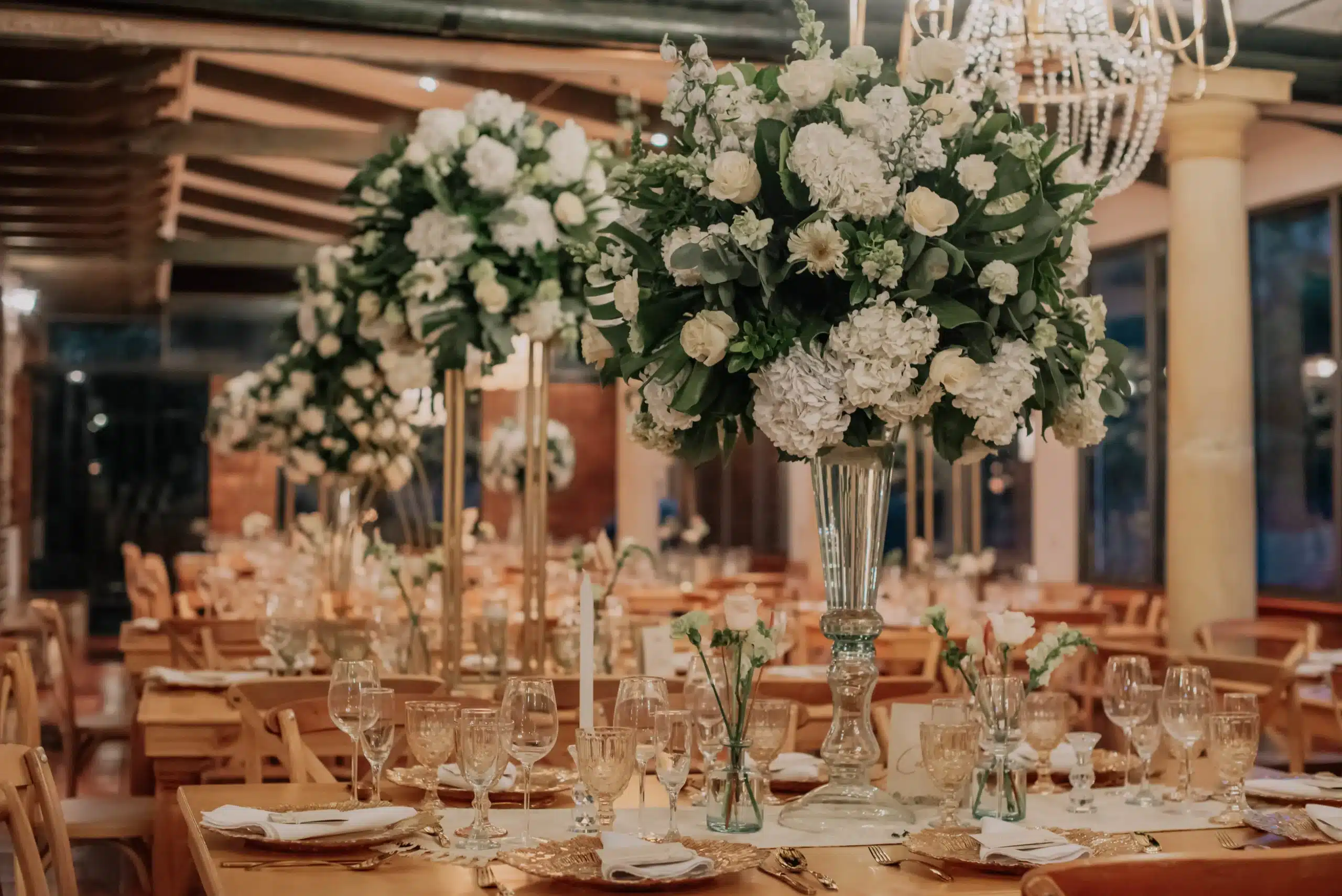Elegante centro de mesa alto con flores blancas para la decoración de una recepción de boda de lujo en Bogotá