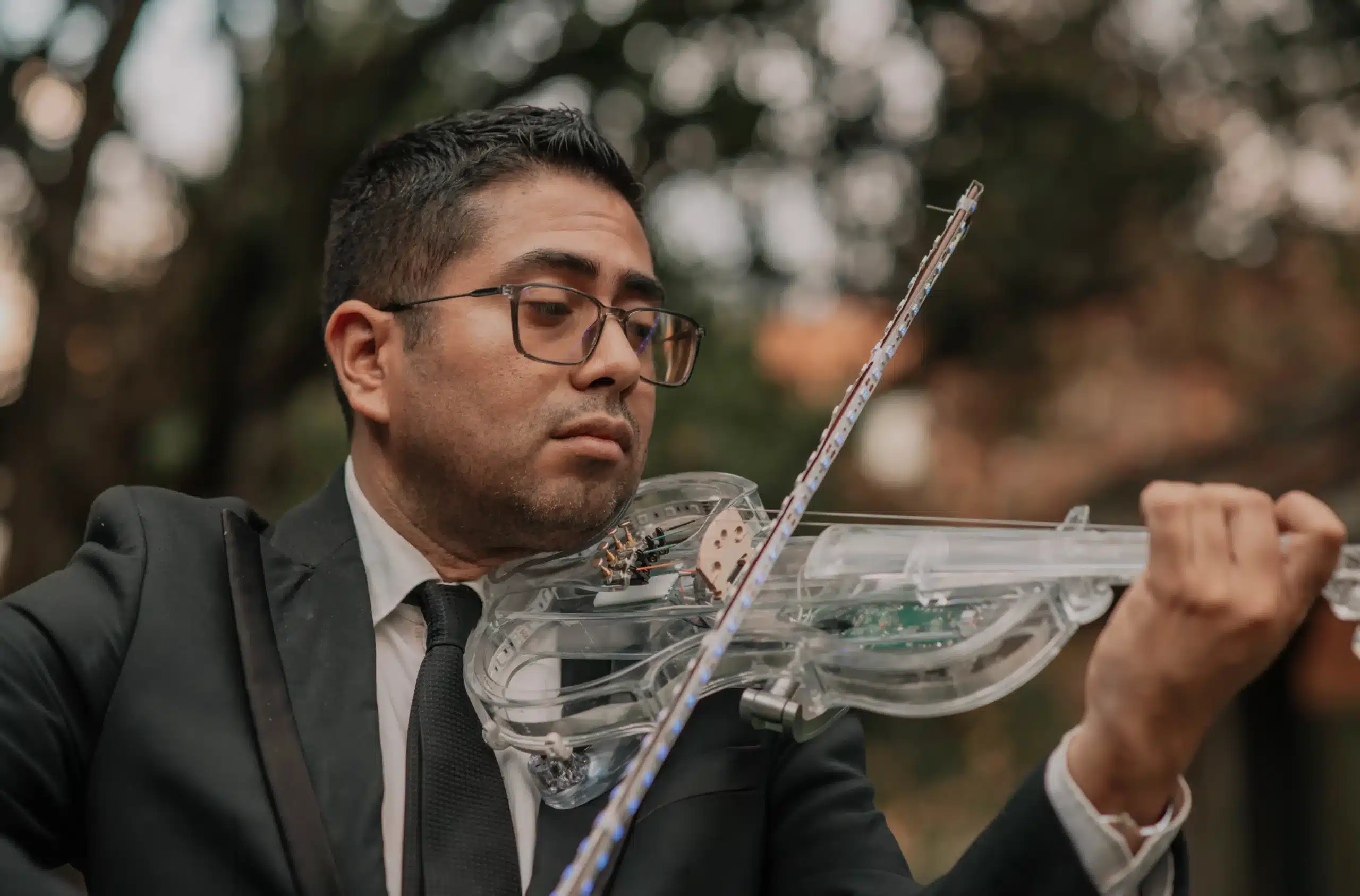 Músico tocando un violín eléctrico como entretenimiento en vivo para una boda elegante en Bogotá