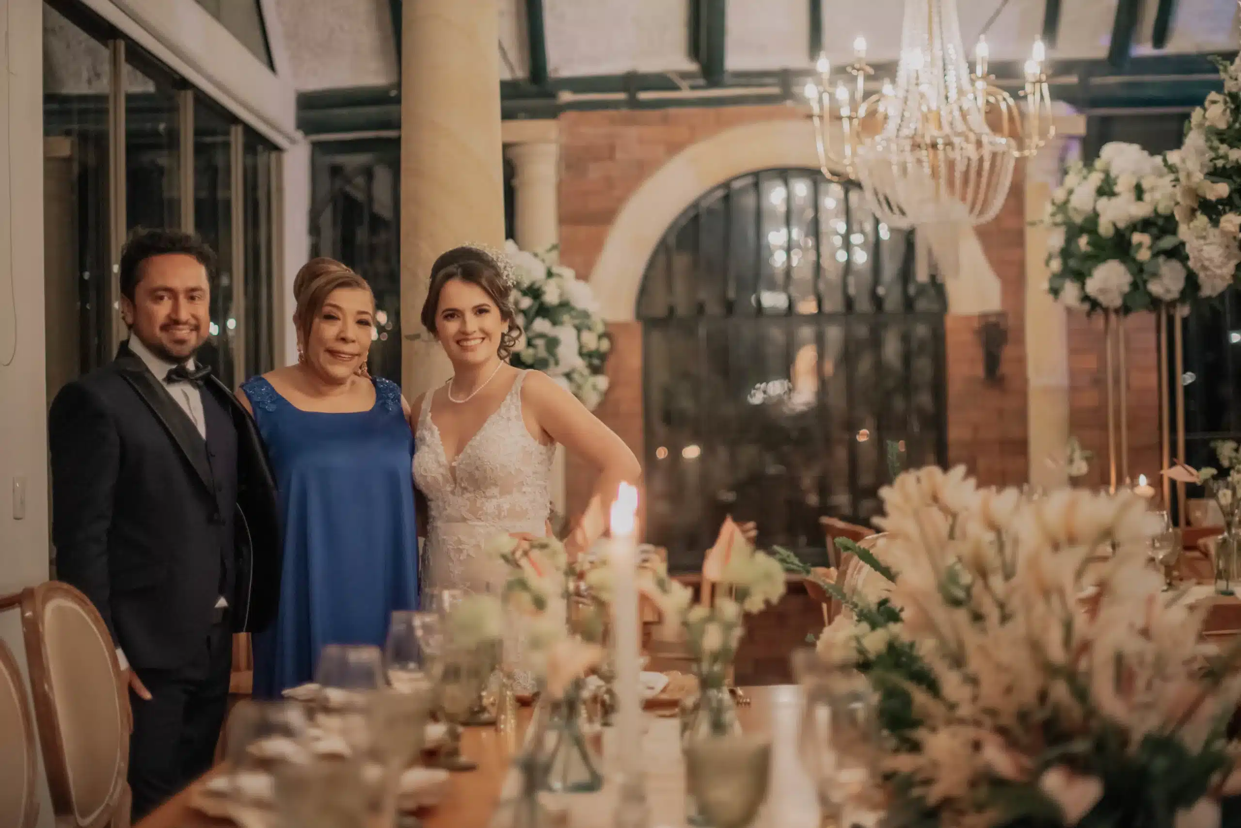 Novios posando con su Weddig planner maria de los Angeles Osorio durante la recepción de su boda