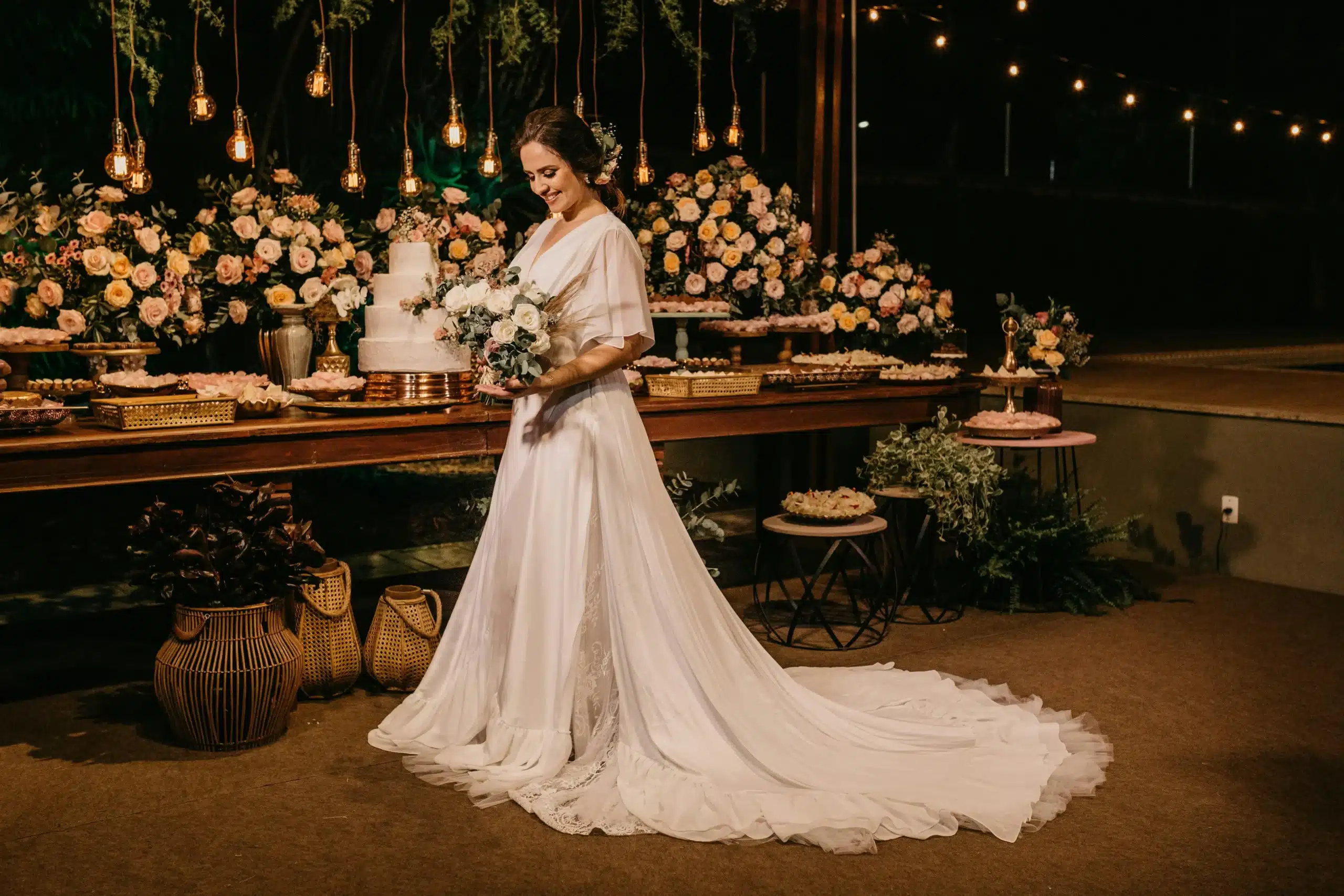 novia muy feliz por su decoracion de boda sostenible 