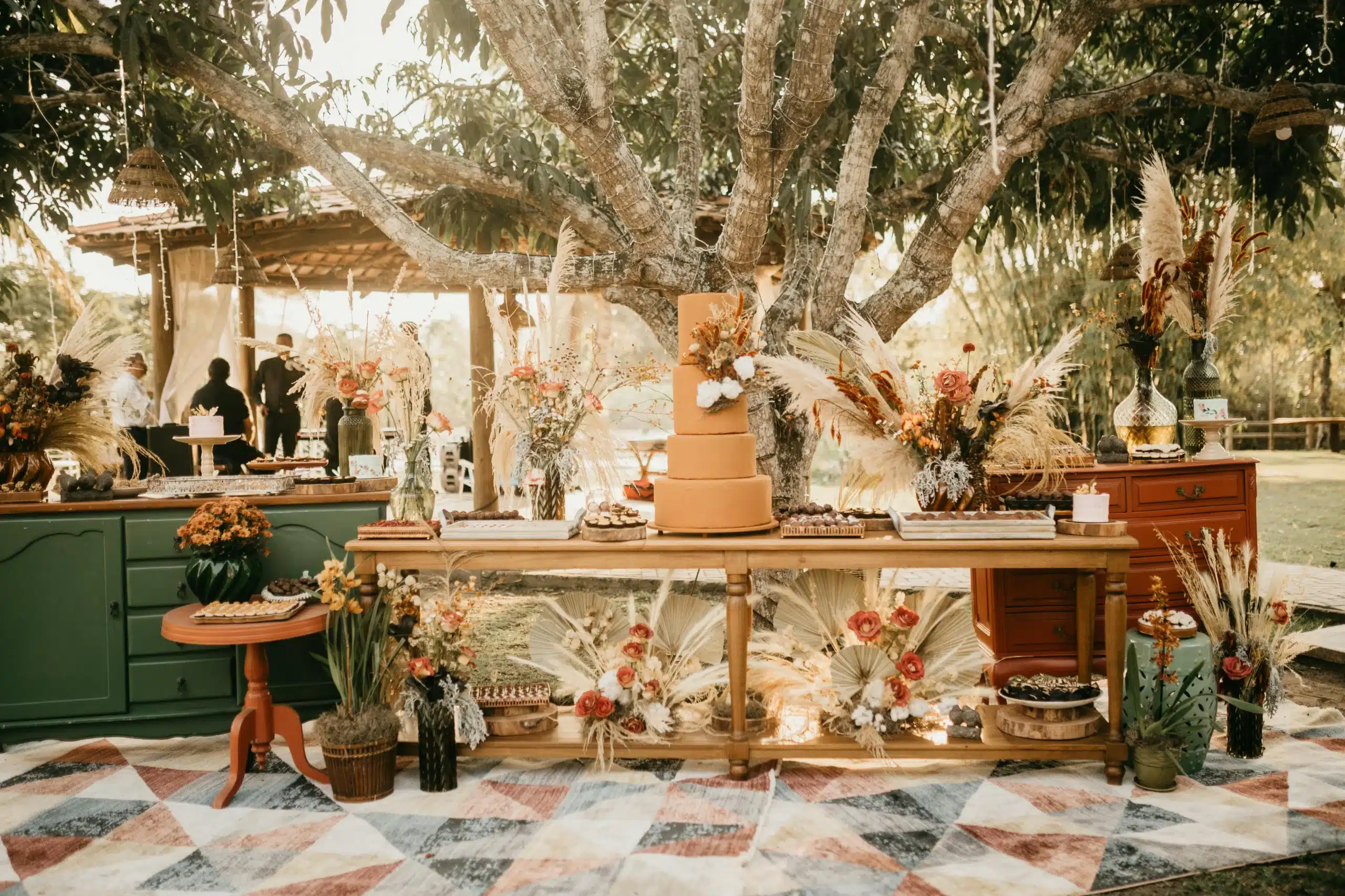 Montaje de ceremonia para boda boho-chic en una hacienda de la Sabana de Bogotá, con arco de flores secas, por Eventos Bella Suiza