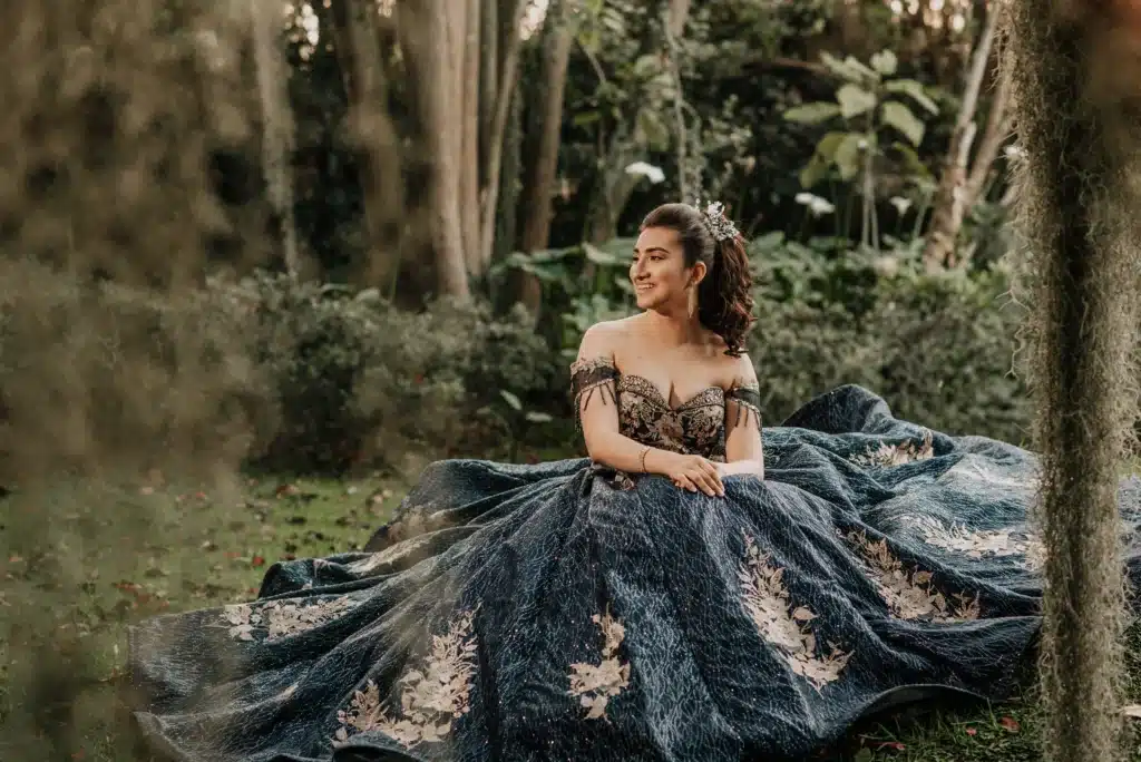 Quinceañera posando con vestido azul en sesión de fotos al aire libre en Bogotá