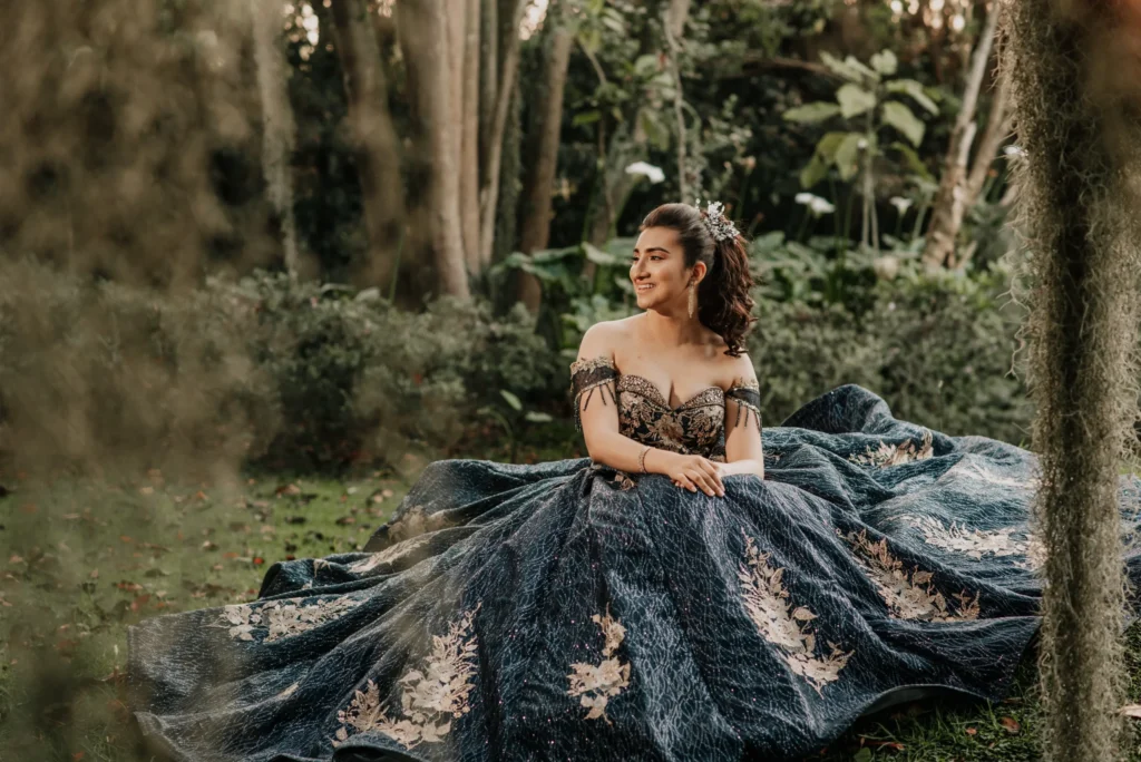 Quinceañera posando con vestido azul en sesión de fotos al aire libre en Bogotá