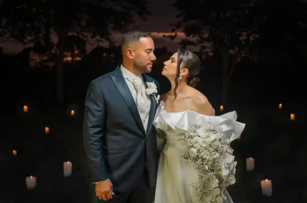Pareja de recien casados felices por su boda